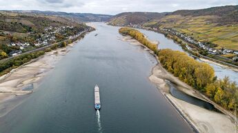Ein nur gering beladenes Frachtschiff fährt bei extremem Niedrigwasser auf dem Rhein. Am Pegel Kaub werden weniger als 20 Zentimeter erwartet.