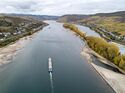Ein nur gering beladenes Frachtschiff fährt bei extremem Niedrigwasser auf dem Rhein. Am Pegel Kaub werden weniger als 20 Zentimeter erwartet.