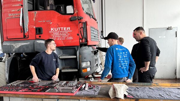 Ein verunfallter MAN TGA 18.480, eine Gruppe hochmotivierter Auszubildender – und ein ehrgeiziges Ziel: die Rallye Breslau 2027. Was nach einem Abenteuer klingt, ist bei der Stegmaier Group ein reales Ausbildungsprojekt mit Motorsport-Ambitionen.