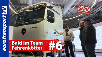 Ein weißer Mercedes-Benz eActros 600 mit blauem Typenschild steht im Auslieferungsbereich. Links im Bild ist das eurotransportTV-Logo zu sehen. Oben rechts der Serien-Stempel, im unteren Drittel steht in roter Einblendung: „Bald im Team Fehrenkötter #6“.