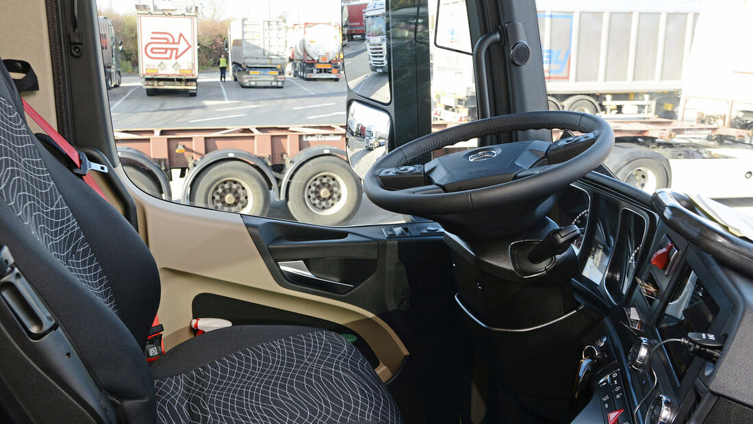 Eine Lkw-Kabine ist nicht nur Arbeitsplatz, sondern auch Lebensraum. Sauberkeit gehört für Werkstätten deshalb zum guten Ton. Arbeitszeit respektive Materialaufwand muss deshalb bezahlt werden, denn auch das sollte zum guten Ton gehören.