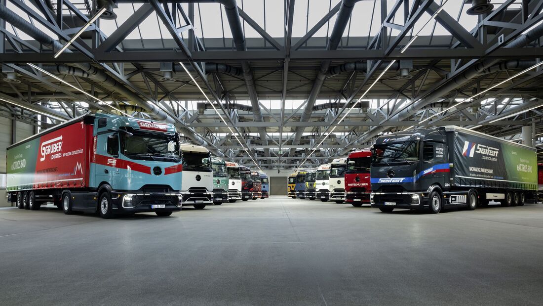 Elektrifizierte Werkslogistik in Wörth: 14 eActros 600 starten mit Sternfahrt auf Fernverkehrsrouten
