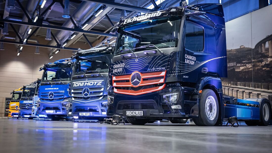 Elektrifizierung der Werkslogistik im Mercedes-Benz Werk Wörth schreitet mit großen Schritten voran: erste zwölf E-Lkw an Kunden übergeben

Electrification of plant logistics at the Mercedes-Benz plant in Wörth is making great progress: first twelve e