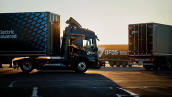 Elektrische Lkw von DFDS auf einem Logistikgelände. Der Logistikkonzern fordert stabile EU-CO₂-Vorgaben für schwere Nutzfahrzeuge.