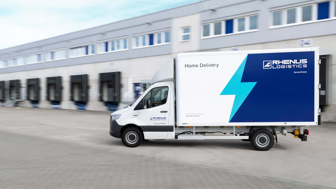 Elektrischer Mercedes-Benz eSprinter von Rhenus vor einem Logistikstandort. Der Logistikdienstleister setzt die Transporter für die Zustellung von Möbeln und Haushaltsgroßgeräten ein.