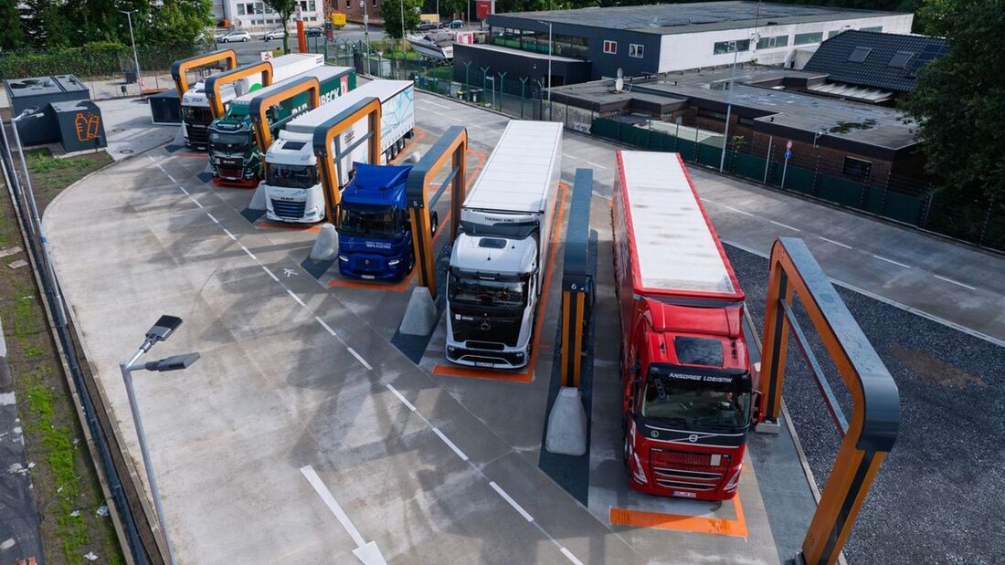 Elektro-Lkw verschiedener Hersteller im Ladepark von Milence