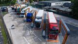 Elektro-Lkw verschiedener Hersteller im Ladepark von Milence
