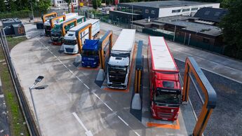 Elektro-Lkw verschiedener Hersteller im Ladepark von Milence