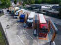 Elektro-Lkw verschiedener Hersteller im Ladepark von Milence