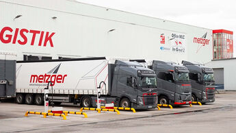 Elektro-Lkw von Metzger Spedition & Logistik auf einem Betriebshof mit Ladeinfrastruktur. Webfleet-Daten unterstützen den Ausbau der elektrischen Flotte bis 2030.