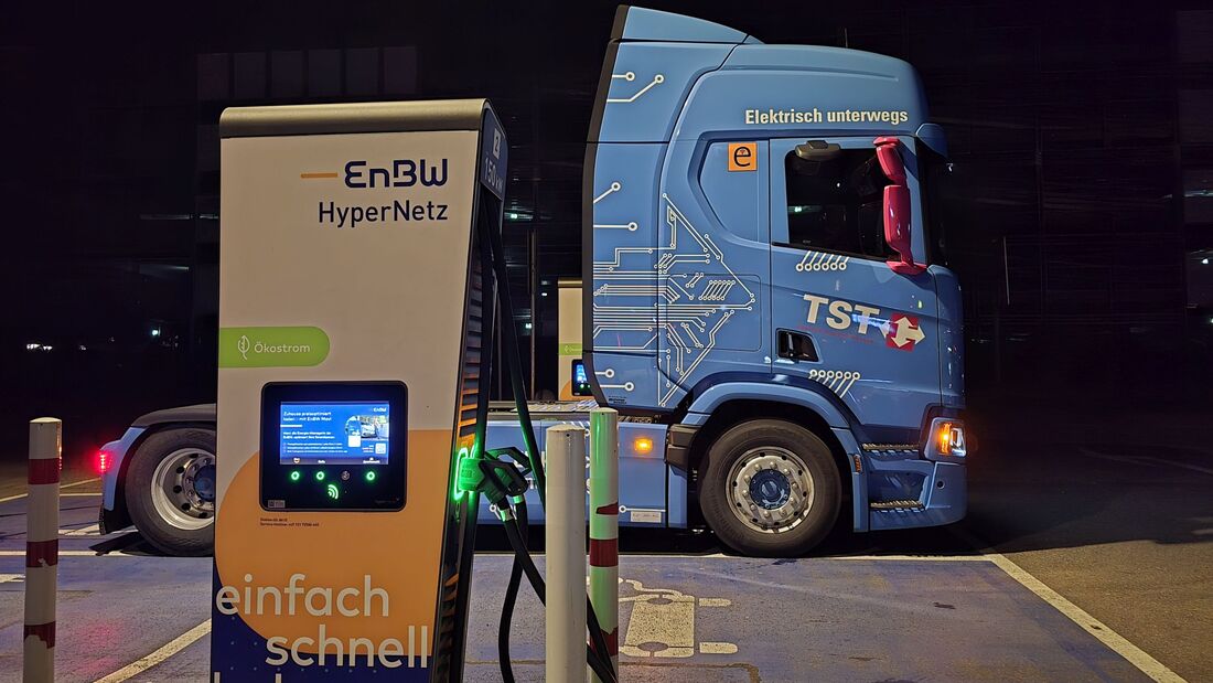 Elektro-Lkw von TST Logistics lädt nachts an einer 300-kW-Schnellladesäule von EnBW.