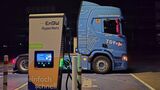 Elektro-Lkw von TST Logistics lädt nachts an einer 300-kW-Schnellladesäule von EnBW.