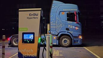 Elektro-Lkw von TST Logistics lädt nachts an einer 300-kW-Schnellladesäule von EnBW.
