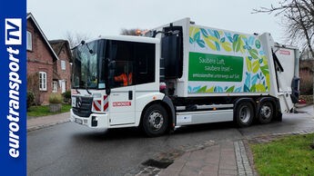 Elektro-Müllfahrzeug Mercedes-Benz eEconic von Remondis im Einsatz auf Sylt, unterwegs durch ein Wohngebiet mit Backsteinhäusern; links das eurotransportTV-Logo sichtbar.