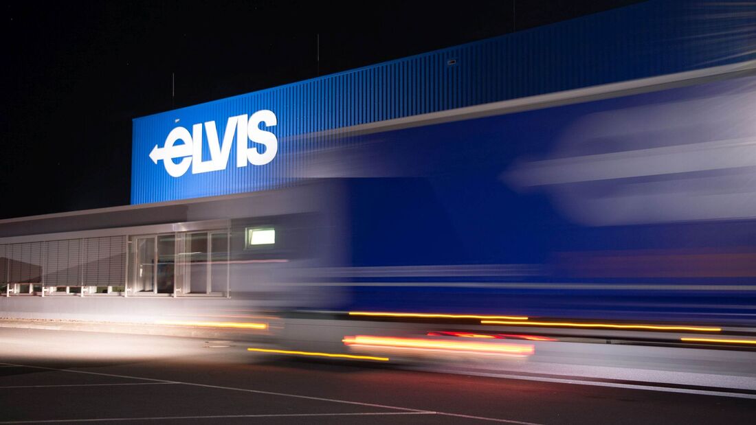 Elvis-Hub bei Nacht