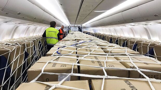 Emons transportiert in einer Condor-Passagiermaschine