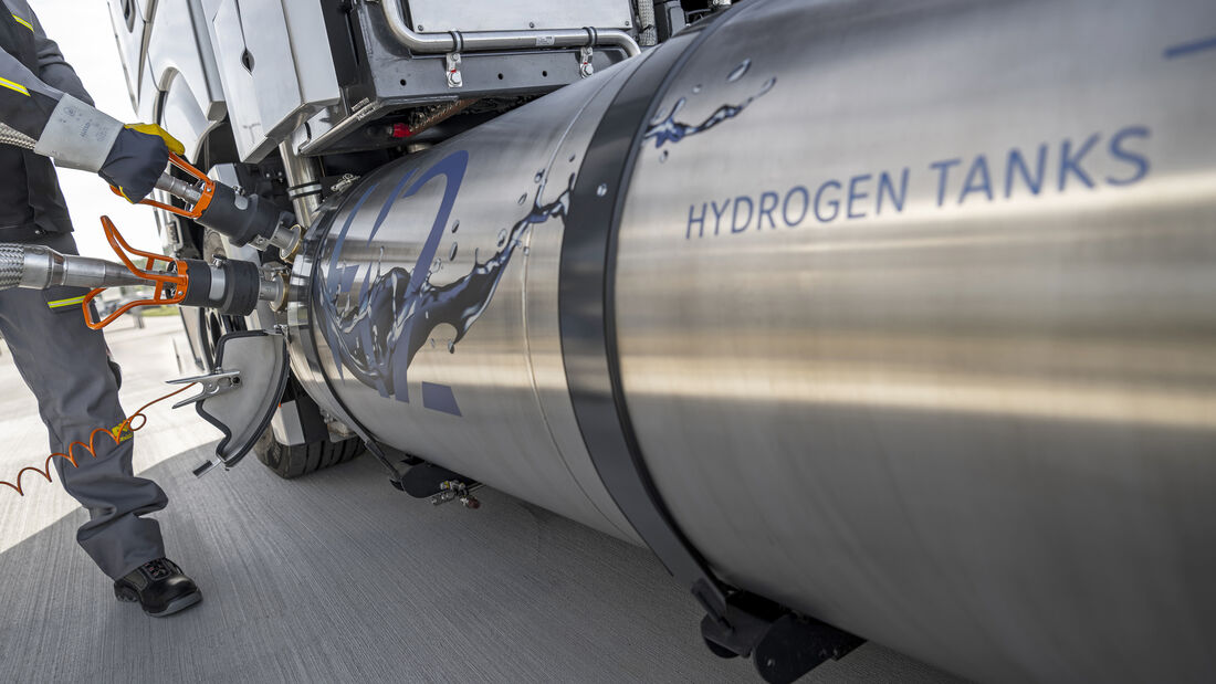 Entwicklungsmeilenstein erreicht: Daimler Truck testet Brennstoffzellen-Lkw mit Flüssigwasserstoff
Development milestone: Daimler Truck tests fuel-cell truck with liquid hydrogen