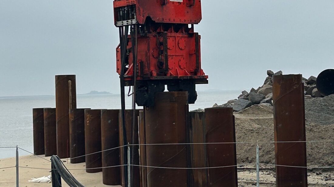 Erster Rammschlag für die neue Nordmole in Bremerhaven