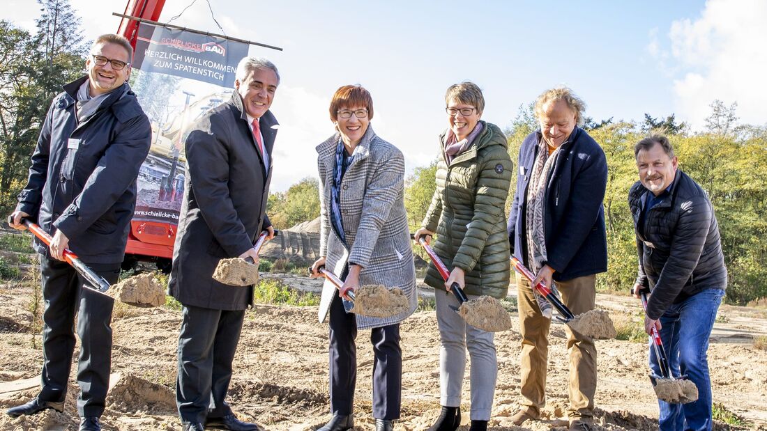 Erster Spatenstich – TOTAL baut neuen Autohof in Ferch
(v.l.n.r.: Thomas Strauß, Direktor Tankstellen TOTAL Deutschland GmbH; Bruno Daude-Lagrave, Geschäftsführer TOTAL Deutschland GmbH;
Kathrin Schneider, Ministerin für Infrastruktur und Landesplanung Brandenburg; Kerstin Hoppe, Bürgermeisterin Gemeinde Schwielowsee;
Thomas Schielicke, Geschäftsführer SCHILICKE-BAU Unternehmensgruppe; Roland Büchner, Ortsvorsteher Ferch)
