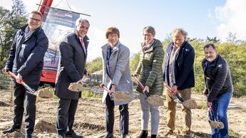 Erster Spatenstich – TOTAL baut neuen Autohof in Ferch
(v.l.n.r.: Thomas Strauß, Direktor Tankstellen TOTAL Deutschland GmbH; Bruno Daude-Lagrave, Geschäftsführer TOTAL Deutschland GmbH;
Kathrin Schneider, Ministerin für Infrastruktur und Landesplanung Brandenburg; Kerstin Hoppe, Bürgermeisterin Gemeinde Schwielowsee;
Thomas Schielicke, Geschäftsführer SCHILICKE-BAU Unternehmensgruppe; Roland Büchner, Ortsvorsteher Ferch)
