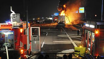 FF_0514_Bilder_Schwerpunkt_Sicherheit_Unfall_Feuer_Lkw_Feuerwehr