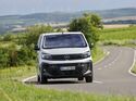 Fahraufnahme vom neuen Modell des Opel Vivaro aus dem Jahr 2025.