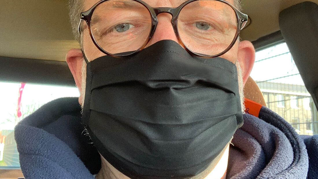 Fahrer mit Atemschutzmaske, Corona