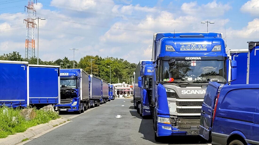 Fahrerstreik Nr. 2 gegen poln. Großspediteur Agmaz Mazur durch georgische Lkw-Fahrer an den Rastanlagen Gräfenhausen West und Ost. Seit 5 Wochen stehen sie dort, im Hochsommer, die Rastanlage ist dadurch de facto gesperrt (ein an der Zufahrt Schild weis