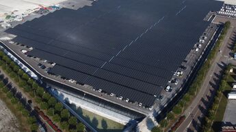 Fahrzeug-Logistiker Mosolf überdacht Parkplatz mit Photovoltaik