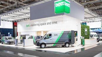 Fahrzeugeinrichtungen sind das bekannte Geschäft von Bott. Auf der IAA Transportation zeigt das Unternehmen nun, warum Servicefahrzeug, Werkstatt und Arbeitsplatz stärker zusammengedacht werden sollen.