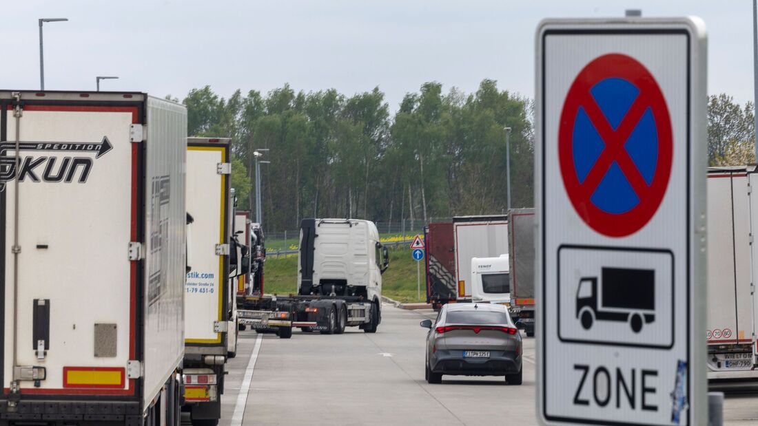 Falsch abgestellte Lkw an Autobahnen immer noch an der Tagesordnung / Zweite Untersuchung des ADAC zeigt kaum Verbesserungen / An jeder zweiten Rastanlage werden Lastwagen riskant abgestellt