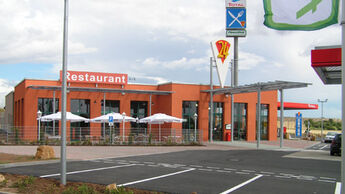 Fernfahrerstammtisch, Raucherraum und Thüringer Rostbratwürste frisch vom Grill im 24-Autohof Sangerhausen!