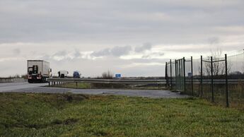 Feuerlöschteich, Zufahrt, Autobahn, Seitenstreifen, Zufahrt, Sperrgebiet, Parken verboten.
