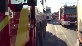 Feuerwehr-Fahrzeuge bei einem Unfall auf der A2