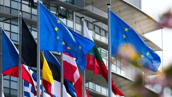 Flaggen vor dem EU-Parlament in Straßburg