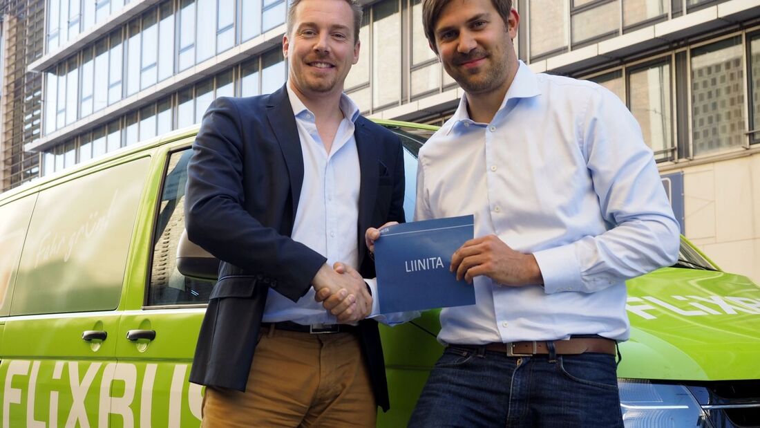 FlixBus-Geschäftsführer André Schwämmlein (links) und Liinita-Gründer Dominik Eggert