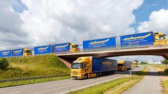 Flotte der Spedition Schuon auf der Landstraße