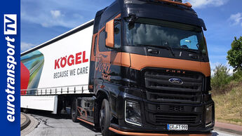 Ford F-MAX Select im 1000-Meilen-Test mit Kögel-Trailer, fotografiert für eurotransportTV. Das Bild zeigt den Lkw in einer Kurve. Links im Bild das Logo  von eurotransportTV.