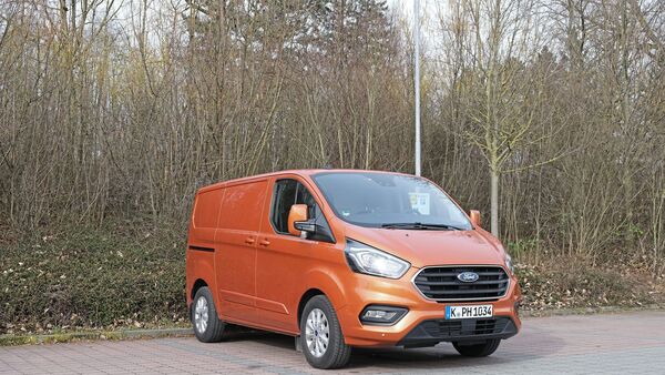 Ford Transit Custom PHEV Plug-in Hybrid Benzin-elektrisch Kastenwagen orange Elektromobilität E-Mobilität