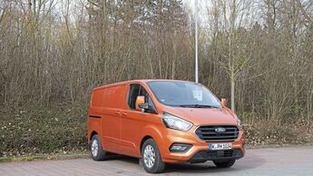 Ford Transit Custom PHEV Plug-in Hybrid Benzin-elektrisch Kastenwagen orange Elektromobilität E-Mobilität