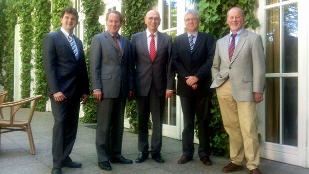 Forschungsgemeinschaft für Logistik (FGL) in Hamburg: Andreas Schramm, Prof. Dr.-Ing. Günther Pawellek, Peter Eggers, Stefan Zahn und Klaus-Peter Witt (von links).

