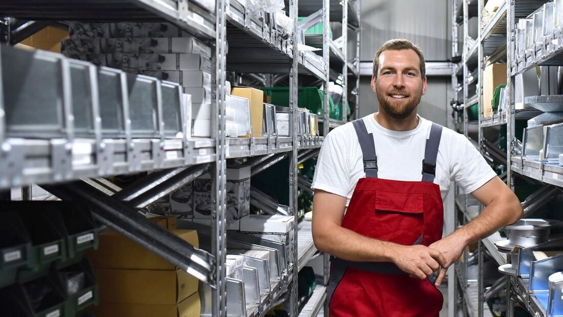 Fotolia Mitarbeiter im Lager