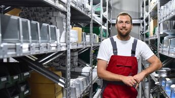 Fotolia Mitarbeiter im Lager