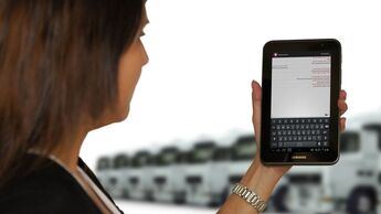 Frau, Smartphone, Soloplan, Carlo in Touch, Fuhrpark, Telematik