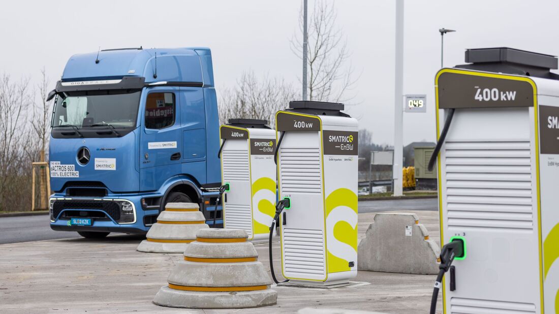 Freie Ladesäulen auf fremden Betriebshöfen könnten für E-Lkw wichtiger werden. Fryte und Smatrics integrieren solche Ladepunkte jetzt in die Tourenplanung – ab 2027 sollen Reservierungen möglich sein.