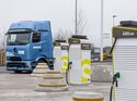 Freie Ladesäulen auf fremden Betriebshöfen könnten für E-Lkw wichtiger werden. Fryte und Smatrics integrieren solche Ladepunkte jetzt in die Tourenplanung – ab 2027 sollen Reservierungen möglich sein.