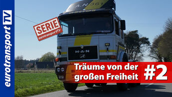 Frontansicht des restaurierten MAN F8 aus der Serie „Auf Achse“ auf einer Landstraße, mit rotem Serien-Stempel, dem Text „Träume von der großen Freiheit #2“ und eurotransportTV-Logo am linken Bildrand.