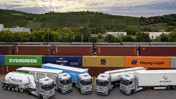 Fünfeinhalbmal um die Welt: Daimler Truck Brennstoffzellen-Lkw absolvieren erfolgreich über 225.000 Kilometer im realen Kundeneinsatz
Five and a Half Times Around the World: Daimler Truck Fuel Cell Trucks Successfully Complete More Than 225,000 Kilomete