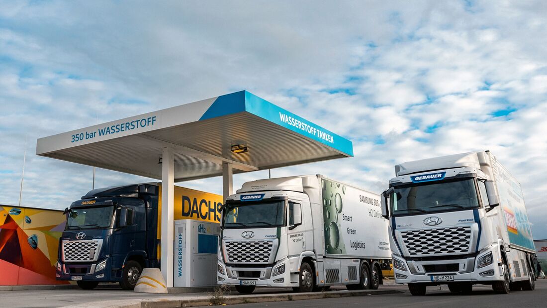 Für perfekte Planung beim Wasserstoff-Tanken: Eine digitale Reservierungs- und Buchungsplattform aus dem Forschungsprojekt „HyConnect“ soll der Transport- und Logistik-Branche den Einsatz von Brennstoffzellen-Lkw erleichtern.
