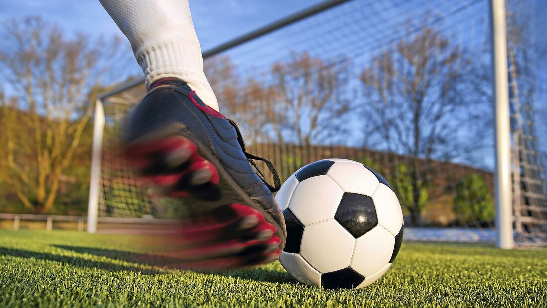 Fußball Kick in Richtung Tor